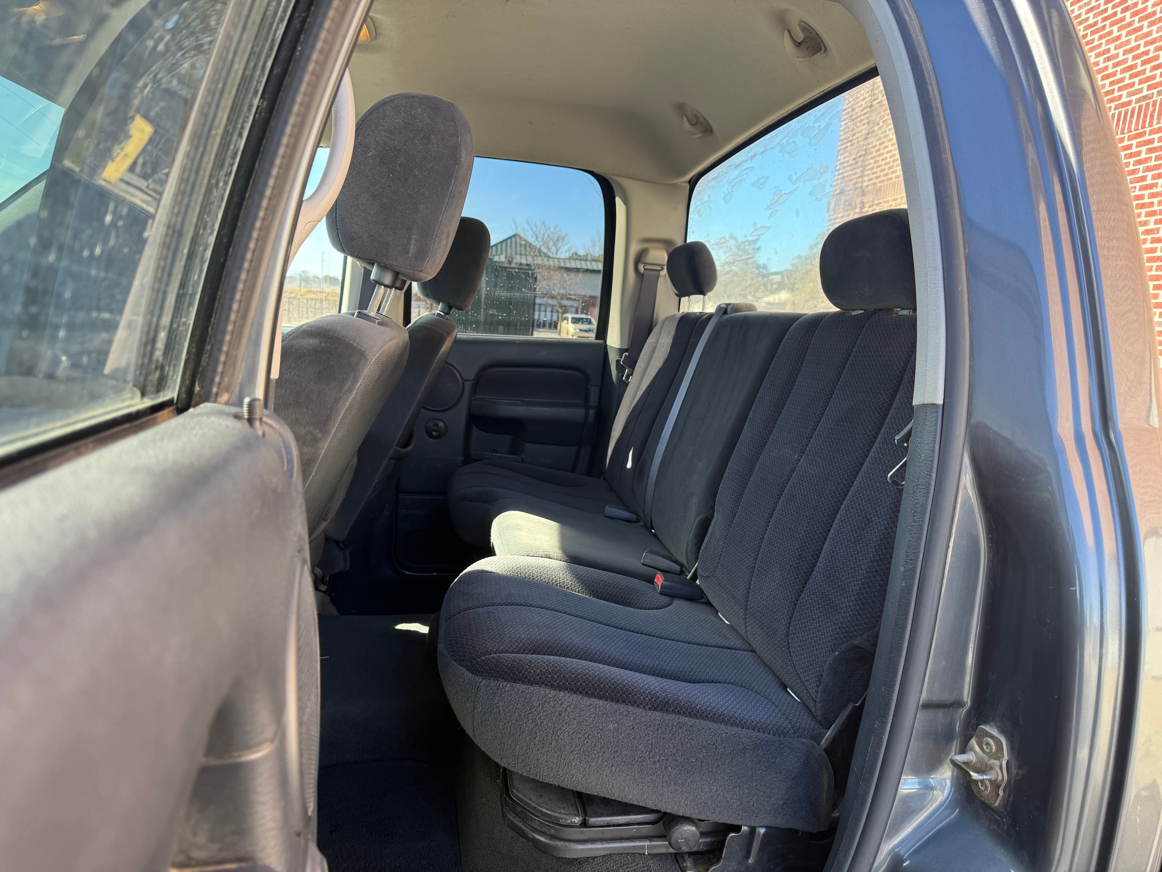 2004 Dodge Ram 2500 quad cab Slt 5.9 Cummins - Thumbnail 5